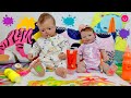 ¡A la BAÑERA! Los Bebés Reborn Anuk y Carles juegan con pinturas 🎨