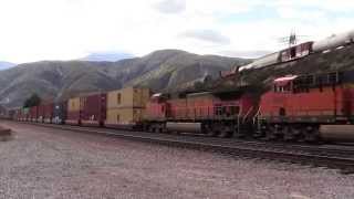 preview picture of video 'Cajon Pass - UP and BNSF Meetup'