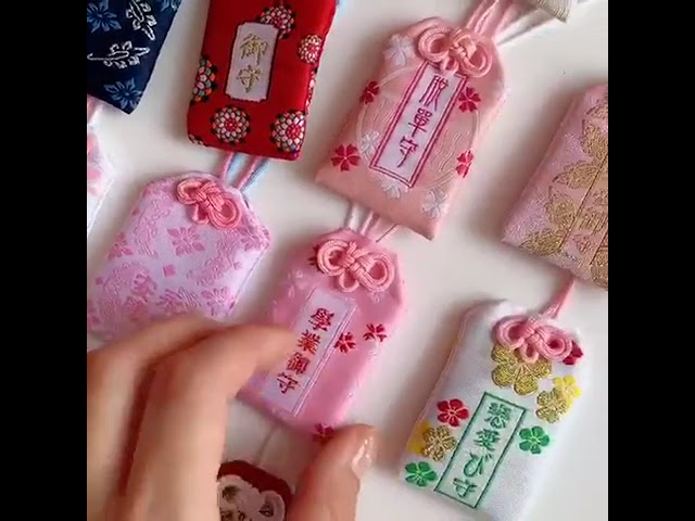Vídeo relacionado con Amosfun Llavero JaponéS Omamori, Colgante De Coche Y Bolso, Amuleto De La Suerte, DiseñO Bonito Y Delicado, Dorado, 10cm