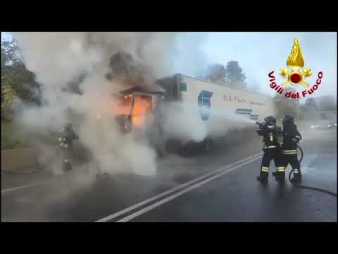 Camion in fiamme a Buguggiate, un ferito e disagi