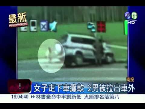 廂型車猛撞! 電桿斷裂夾住駕駛