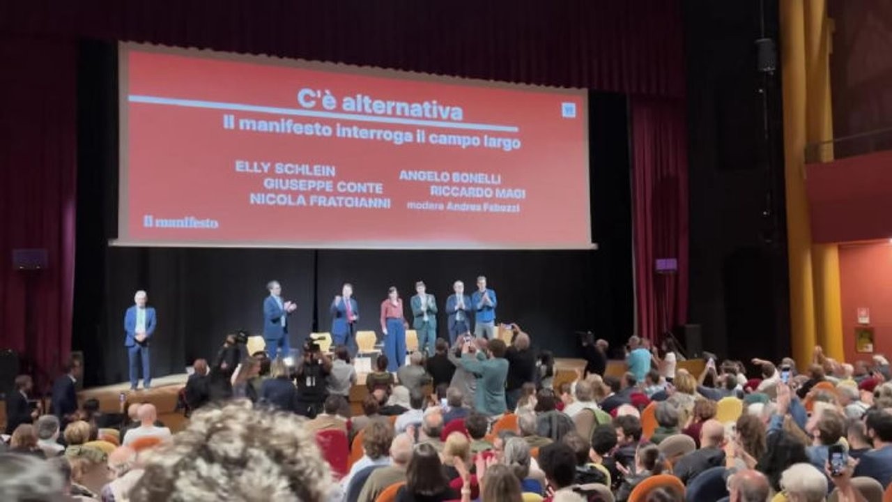 I leader del campo largo salgono sul palco del Festival del Manifesto, il pubblico: Elly Elly Elly