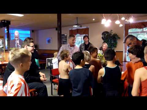 Alphense Boys E6 krijgt shirt uitgereikt van sponsor Siep van Staveren