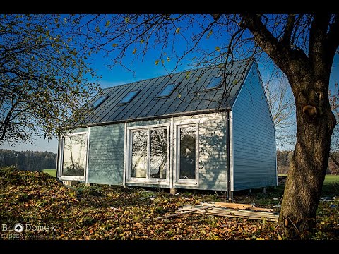 Biodomek w wersji niebieskiej elewacji z białymi oknami, super przytulny wygląd - 70m2