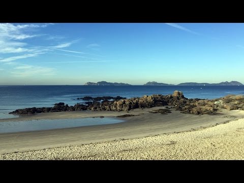 Superluna | Marea baja pronunciada en la playa de Samil