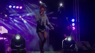 Camila Gallardo — Mas De La Mitad (en vivo)