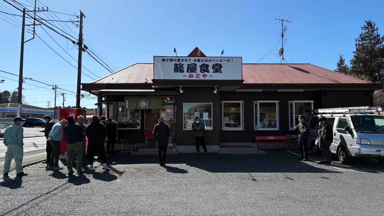 Insane line of 20+ people for giant fried chicken ramen - Noodles trip in Japan