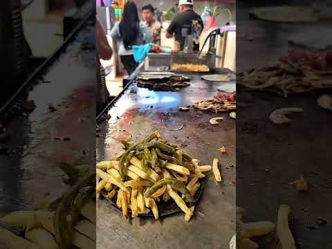 Así son los tacos placeros en el mercado de la Libertad a un lado del Cuexcomate 🌮