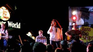 Jo Dee Messina Performs &#39;That&#39;s the Way it Is&#39;