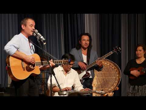Ernst Jansz begeleid door o.a. een Hawaiian Steel Guitar (Als je spiegel lacht)
