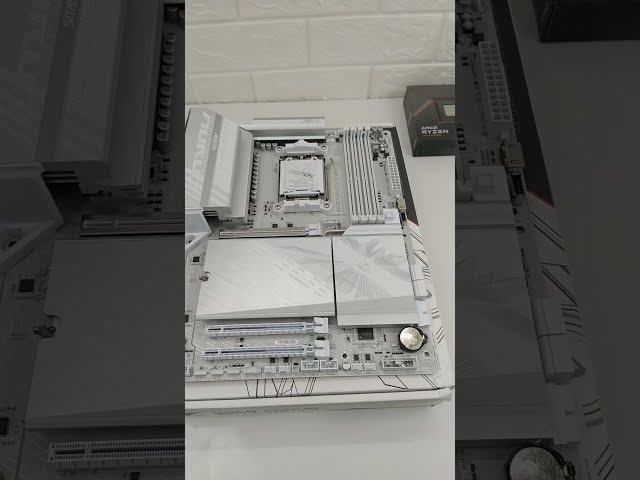 Vídeo relacionado con GIGABYTE B850 Gaming X WIFI6E Placa Base - Procesadores AMD Ryzen Serie 9000, VRM Digital de 12+2+2 Fases, hasta 8200MHz DDR5 (OC), 1xPCIe 5.0 + 2xPCIe 4.0 M.2, LAN 2.5G, WiFi 6E, USB 3.2 Gen 2x2