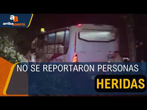 Derrumbe por lluvias deja más de 30 vehículos atrapados en la vía La Mesa–Bogotá | CityTv