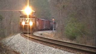preview picture of video 'Eastbound NS 334 Splitting The Signals In Opelika, Al'