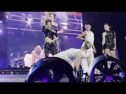 Jennie and Backup dancer laughing at Lisa