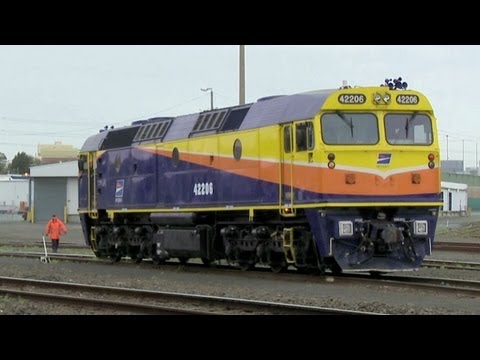 Diesel locomotive 42206 shunts a freight train - PoathTV Railroads and Trains in Australia part 9