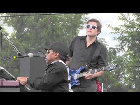 TERRANCE SIMIEN & THE ZYDECO EXPERIENCE "Mardi Gras In The Country"