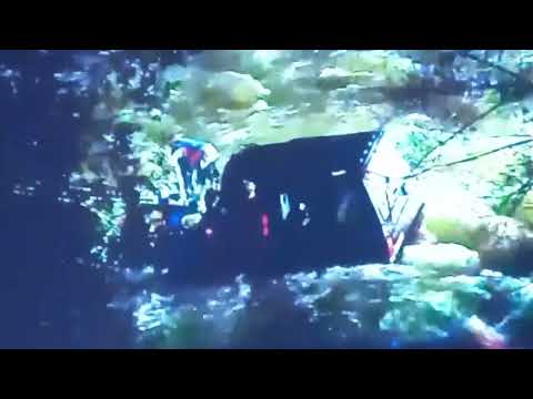 Rio Ferreira 5 pessoas presas num jipe no meio do rio 