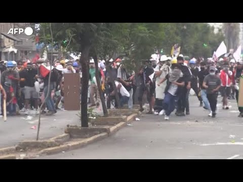 Peru': nuovi scontri con la polizia a Lima, morto un manifestante