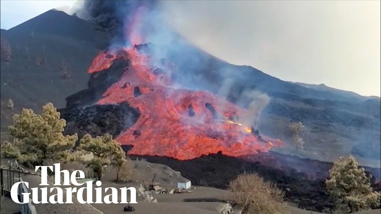 Giant boulders float down rivers of lava from La Palma volcano eruption - YouTube