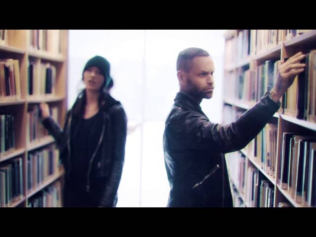 Alice in Videoland: un viaggio nell'universo elettronico di una band indimenticabile