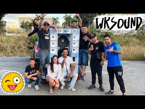 Carretinha brutal com três falantes montados verticalmente (4K)