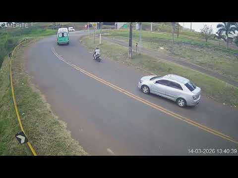 Trem arrasta ambulância por 200 metros em passagem de nível em Jandaia do Sul