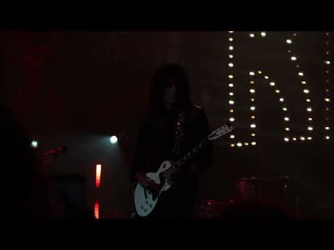 【KISS Kruise: Land-Locked In Vegas】 KISS Unmasked Electric Set