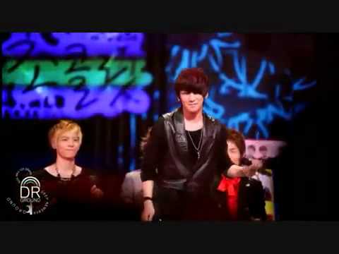 Jonghyun just couldn't resist