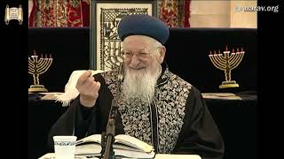 הלכות פורים - שיעורי מנחת יהודה - מרן הרב מרדכי אליהו (הרב מרדכי אליהו זצ"ל) - התמונה מוצגת ישירות מתוך אתר האינטרנט יוטיוב. זכויות היוצרים בתמונה שייכות ליוצרה. קישור קרדיט למקור התוכן נמצא בתוך דף הסרטון