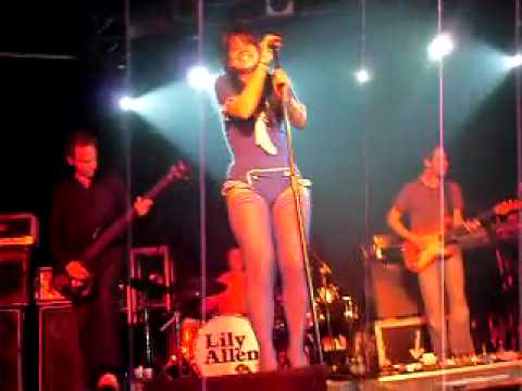 Deliciosa Lily Allen dançando com Lingerie Azul a musica The Fear