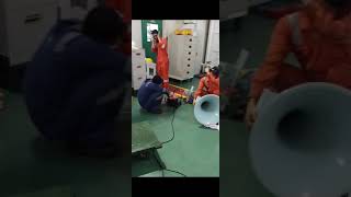 Download lagu inilah bel klakson pada kapal besar.semua orang pada tutup telinga dan kaget mp3