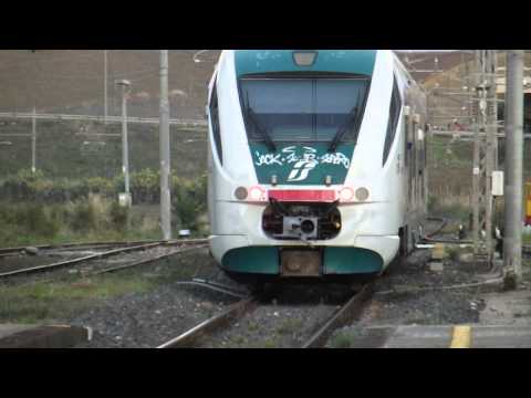 Treno regionale in partenza.