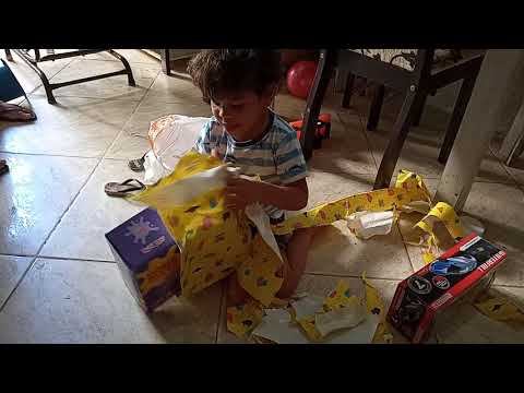 Caio Velásquez Oliveira Santos Ganhando Presente Da Loja Ri Happy Um Carro De Corrida E Aqua Bitzz