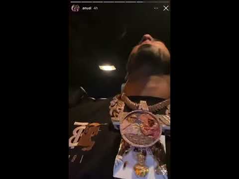 Anuel escuchando Otra noche en Miami