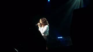 Idina Menzel - Talking with audience and part of Perfect Story