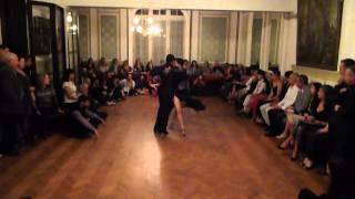 Jimena Hoeffner y Fernando Carrasco bailan en la Milonga Solidaria JugarxJugar