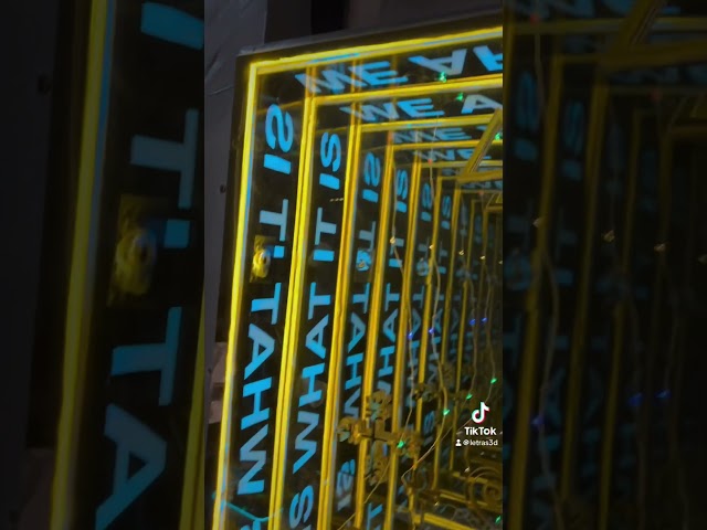 Vídeo relacionado con MeYuxg Marco de fotos 3D, 27 x 22 cm, marco 3D profundo, 3 cm de profundidad, con luz LED de 1 m y 6 imágenes temáticas, para flores, fotos, tarjetas postales (madera)