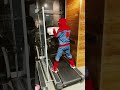 A Spiderman se le callo el pantalón xddddd
