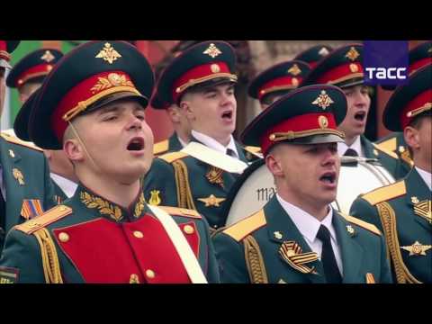 Сводный оркестр исполнил песню 'Мы - армия народа' на Красной площади