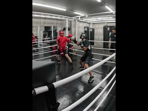 趣味通いの18歳(黒T)VS趣味通いの30歳(オレンジT)のスパーリング1R目