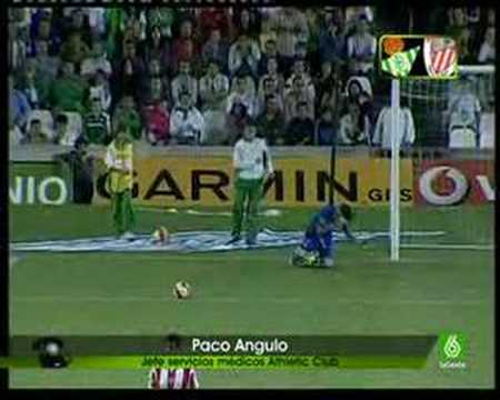 Athletic Bilbao goalkeeper Armando Riveiro struck by bottle