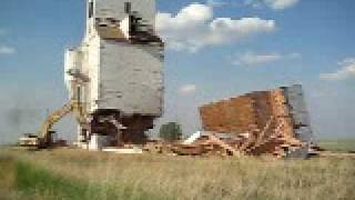 preview picture of video 'Mendham Grain elevator Demolition - 17/06/2009'