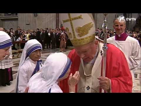 San Juan Pablo II saluda y bendice a Santa Teresa de Calcuta en la Basílica de San Pedro