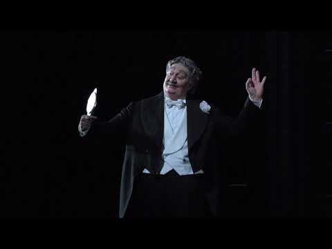 Βίντεο προώθησης της όπερας Δον Πασχάλης [[[#Don Pasquale#]], 2018 και 2024] του Gaetano Donizetti [Γκαετάνο Ντονιτζέττι], που παρουσιάστηκε στο Teatro alla Scala σε σκηνοθεσία του Davide Livermore [Νταβίντε Λίβερμορε]: για τις ανάγκες της σκηνογραφίας, εκτυπώθηκε τρισδιάστατα ένα αυτοκίνητο σε φυσικό μέγεθος.
