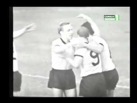 Uwe Seeler (Alemanhã Ocidental) - 20/07/1966 - Espanhã 1x2 Alemanhã Ocidental - 1 gol