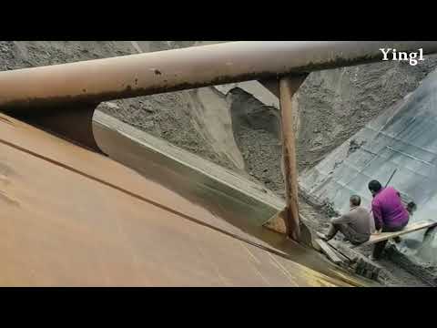 The barge is unloading 3000 tons of river sand, the flow of the sand is so relaxing