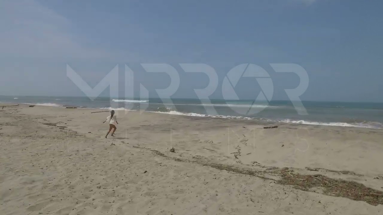 Mujer en playa de Colombia P2