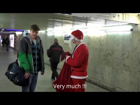 Mikołaj rozdaje ciekawe prezenty w tym roku