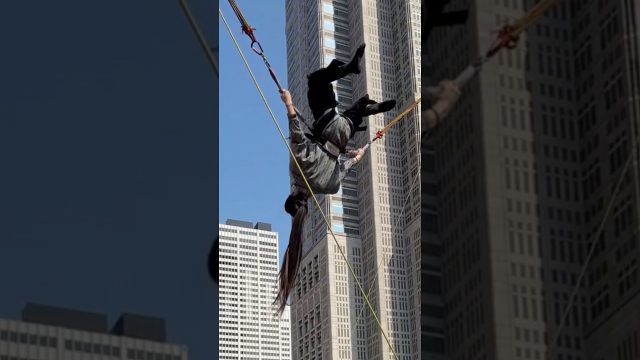 子供向けアトラクションでありえない形になるロン毛男