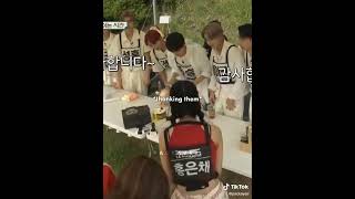 Download lagu Le Sserafim Eunchae giving ENHYPEN their album (the game caterers) #hybe #enhypen #engene mp3 Download lagu Le Sserafim Eunchae giving ENHYPEN their album (the game caterers) #hybe #enhypen #engene mp3